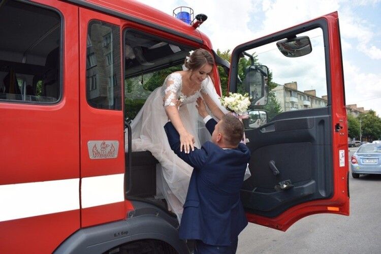 Рівненський рятувальник повіз наречену до РАЦСу на пожежній автоцистерні, а вона... облила його водою (фото)