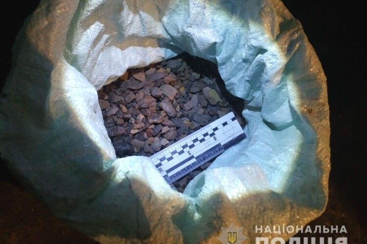 16-річний житель Рівненщини «мив» бурштин та викладав це у соціальні мережі