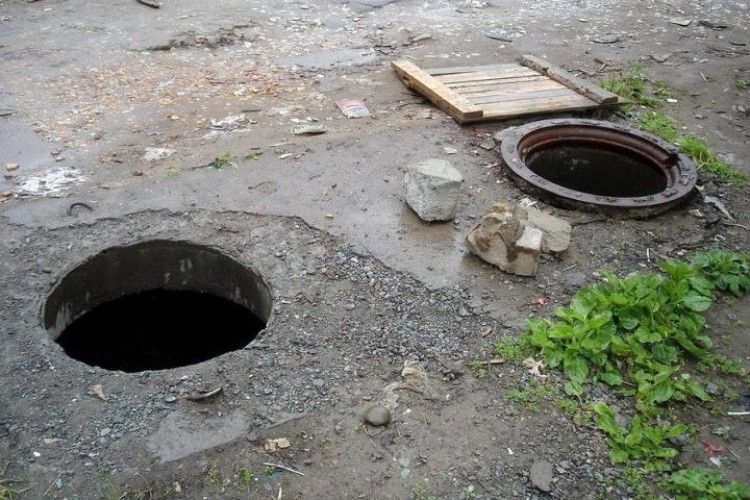 Тільки за одну ніч у Горохові зникло 17 каналізаційних люків