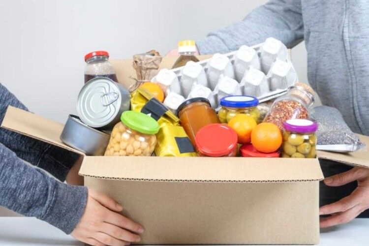Українка за 50 гривень продавала місця у черзі за продуктовими наборами