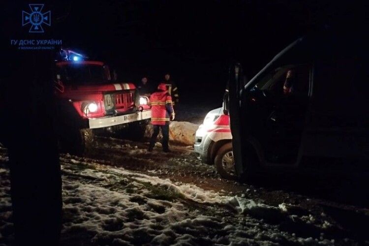 На Волині карета «швидкої» застрягла на дорозі (Фото)