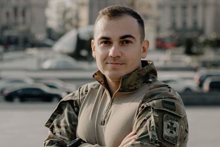«Маю надію, що мене не посадять»: відомий телеведучий, який від березня на фронті, отримав повістку