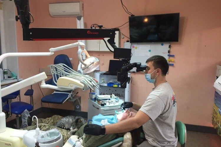 Рівненський дитячий стоматолог вечорами... лікує військових (Фото)