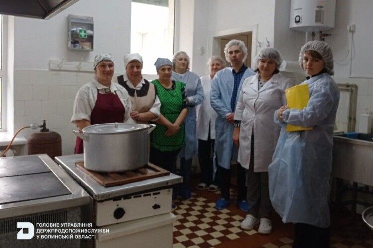 На Волині перевірили санітарний стан та технології приготування їжі у школах та садках