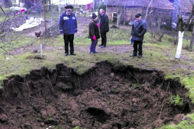 «Можемо прокинутися в колодязі»: село на Івано-Франківщині провалюється під землю