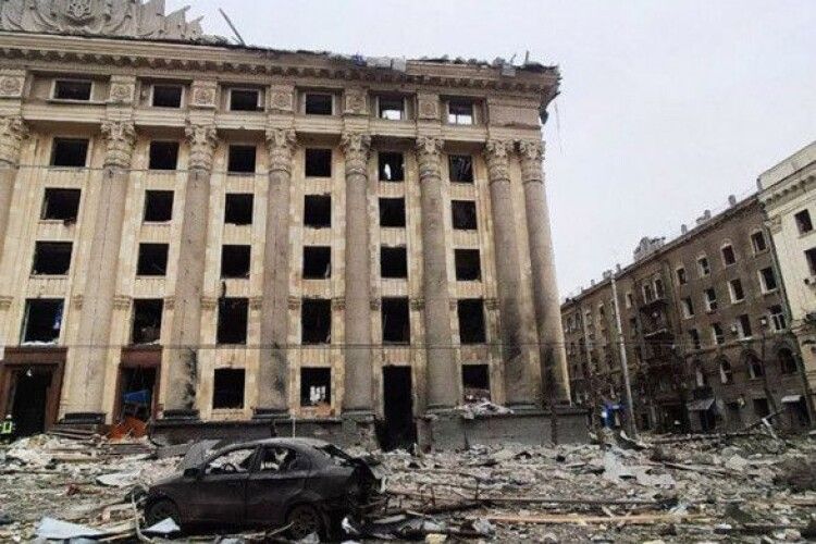 Російська ракета вночі попала в житловий будинок у Харкові, загинула людина