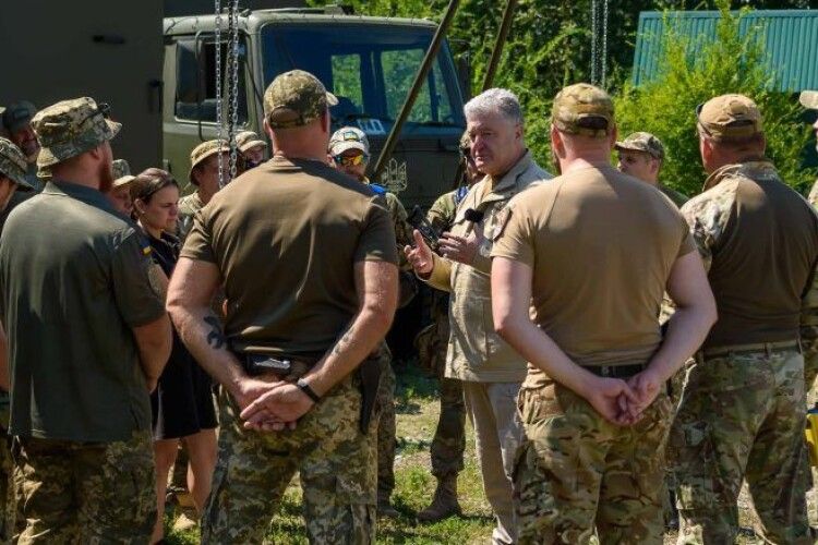 Порошенко на Донеччині: воїни не мають принижуватися перед чиновниками, щоб отримати статус УБД