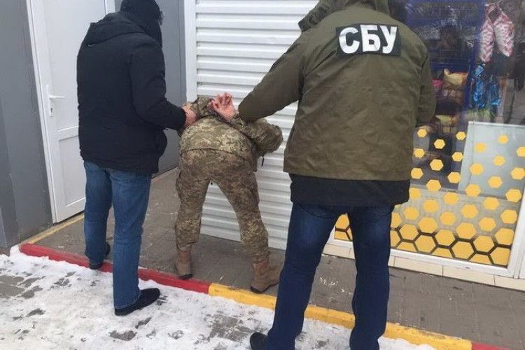 Здирник «працював» на Донеччині «в образі» бійця добровольчого батальйону (фото)