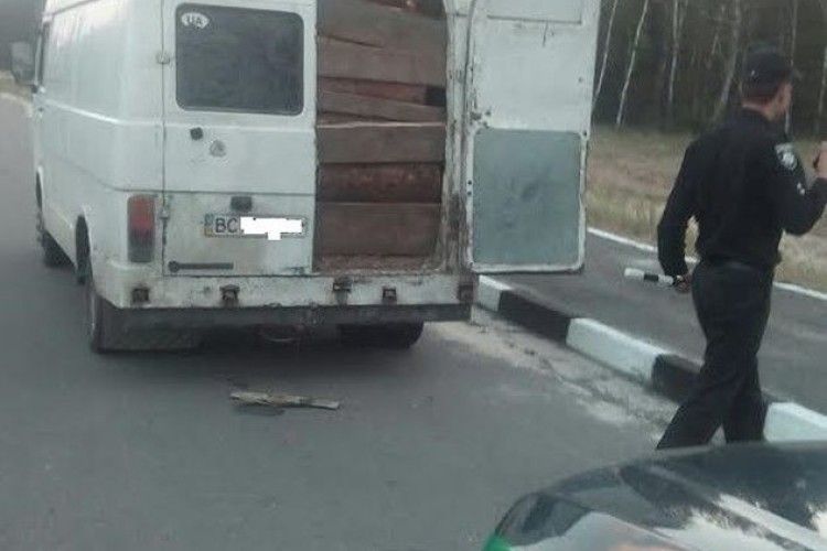 На Маневиччині лісова охорона та поліція затримали автівку з деревиною без документів (фото)