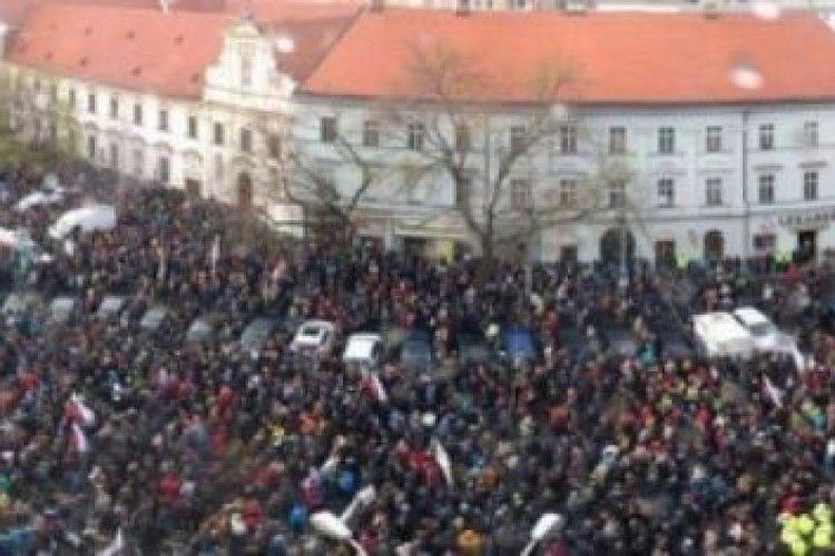 У Словаччині тисячі людей вийшли на антикорупційний протест 