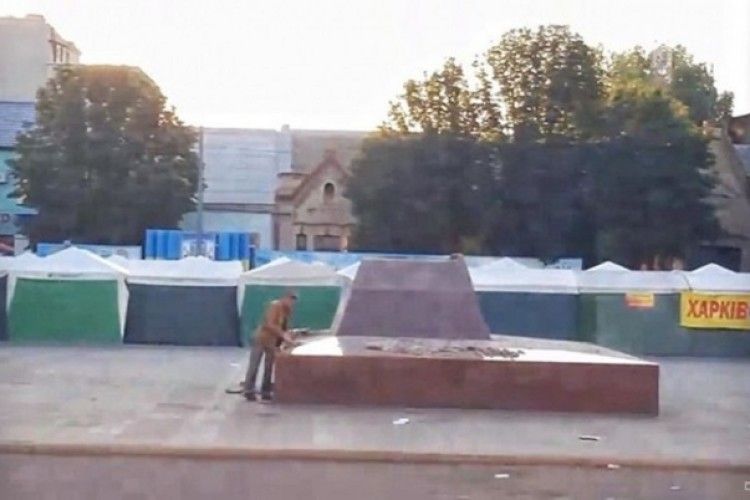 Під Одесою знесли пам'ятник «червоному командирові» 