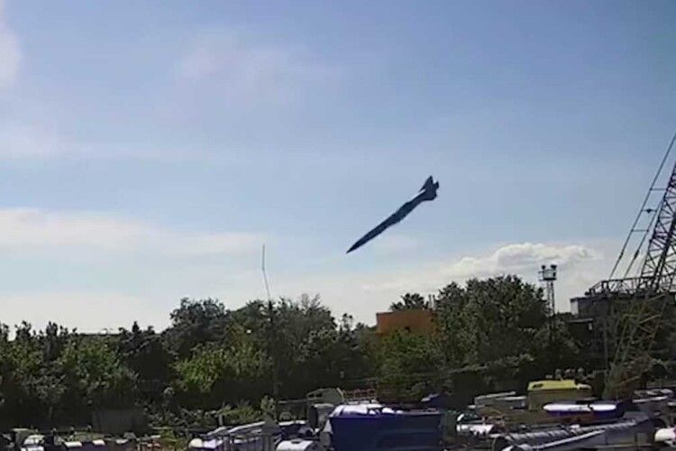 Зеленський показав мить влучання ракети у ТЦ в Кременчуці (Відео)