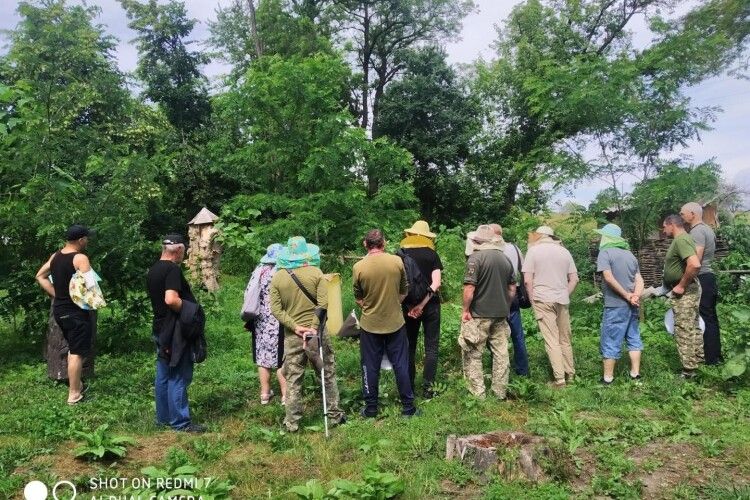 Пораненим воїнам у селі біля Луцька розповідали про бджолярство та пригощали медом