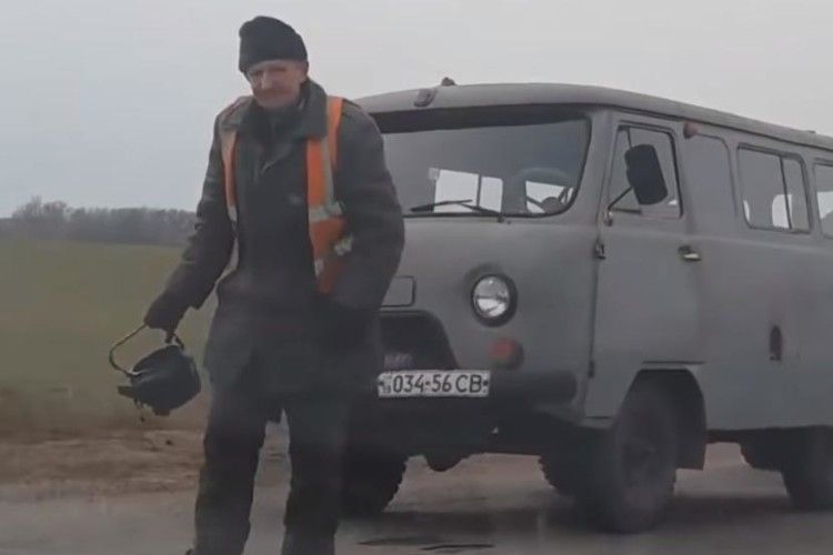 В Україні освоїли проривну інноваційну технологію – ремонт дороги за допомогою чайника (відео)