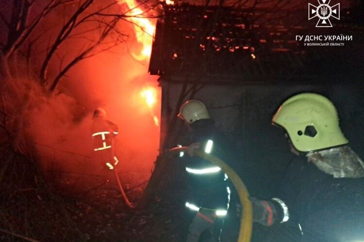 1 січня волинські рятувальники 7 разів їздили гасити пожежі і... відкачували талу воду