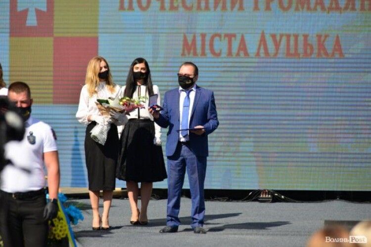 На Театральному майдані Луцька нагородили почесних громадян міста