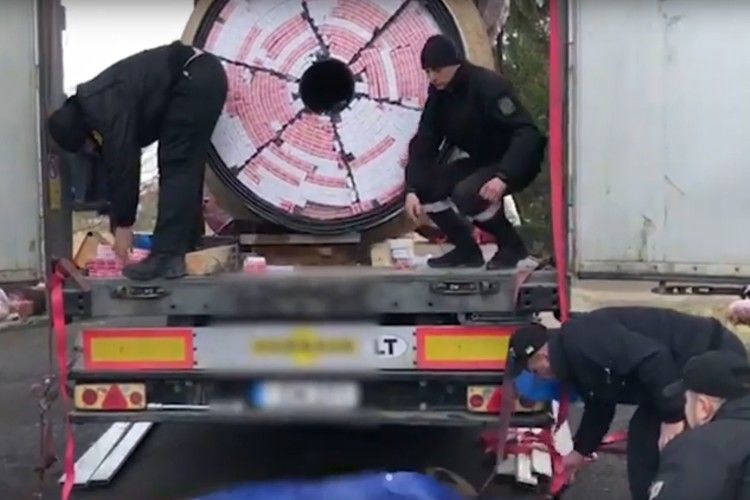У котушках з кабелем литовець віз велику партію сигарет (Відео)