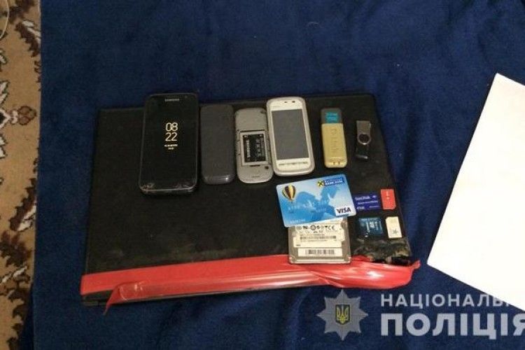 Поліція затримала крадіїв, які знімали гроші з банківських карток
