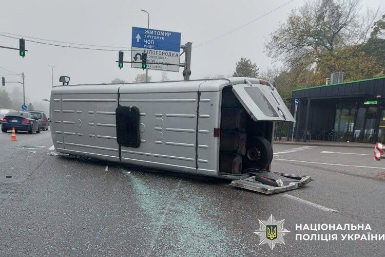 Через маневр «Lexus» у Києві перекинулася маршрутка із 15 пасажирами