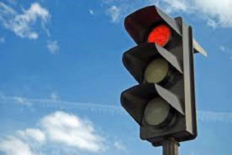 У Луцьку водій проїхав на «червоний» і сигналив пішоходам (Фото)