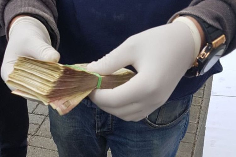Слідчого поліції на Волині викрито під час одержання 130 000 гривень хабара (Фото)