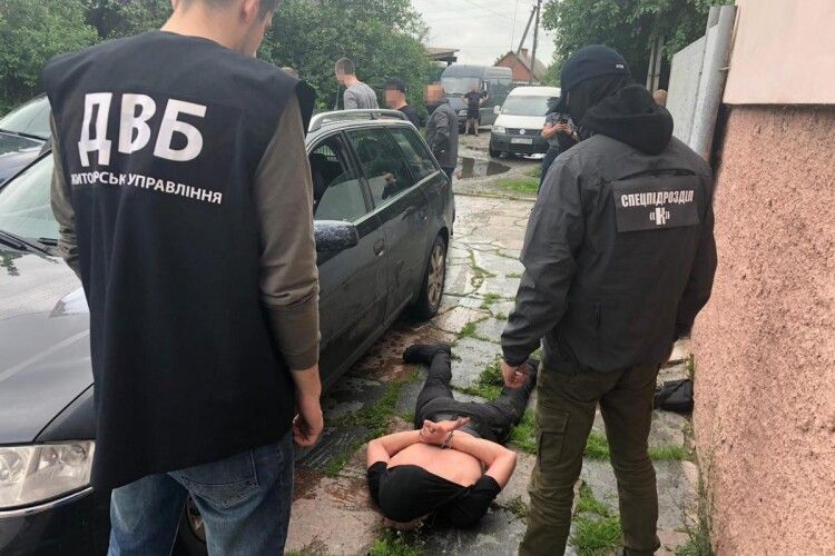 На Житомирщині злапали перевертня в погонах: поліцейський «підробляв» продажем наркоти (фото)