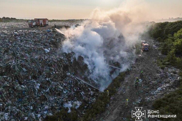 На Рівненщині приборкали вогонь на сміттєзвалищі, але тління досі триває (Відео)