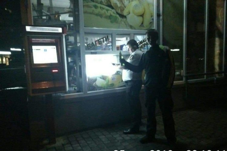 Посеред ночі луцьким «муніципалам» без проблем вдалося «затаритися» пивом 