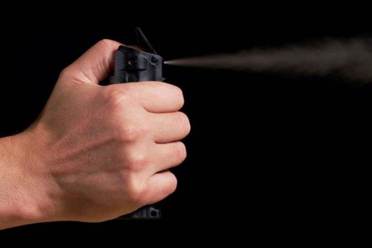 В обласному центрі Волині чоловік розпилював на громадян перцевий балончик і не реагував на поліцейських