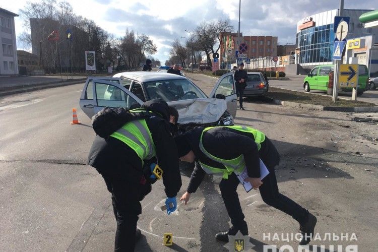 У Рівному іноземець на BMW протаранив ЗАЗ: пасажирка останнього загинула, водія забрала швидка (фото, відео) 