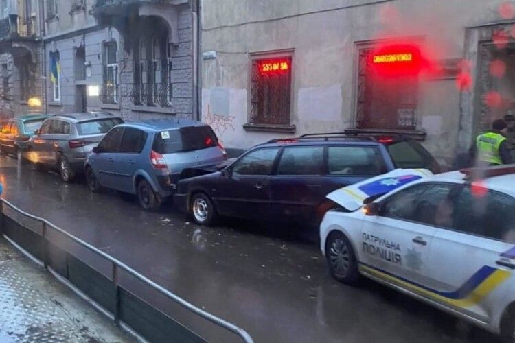 ДТП за участі патрульного авто: поліцейський протаранив припарковані автомобілі
