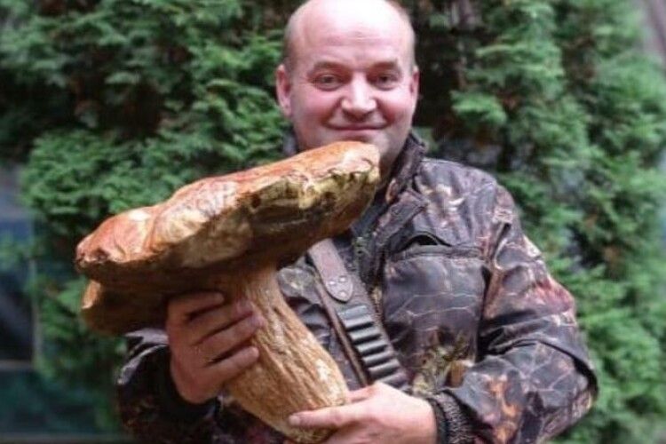 Майже три кілограми: на заході України знайшли гігантського білого гриба
