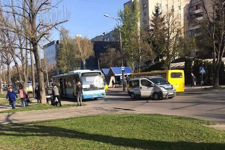 У Луцьку в аварію потрапила маршрутка (Фото)