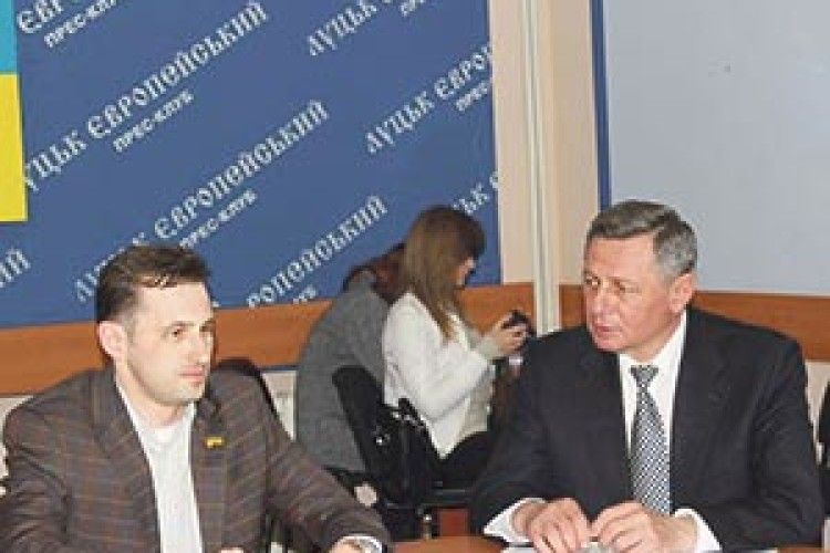 МІСЦЕВІ РАДИ ОТРИМАЮТЬ КОШТИ І ПОВНОВАЖЕННЯ