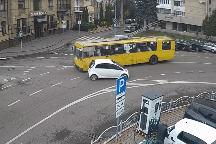 У Луцьку на перехресті легковик зіткнувся з тролейбусом (Відео)