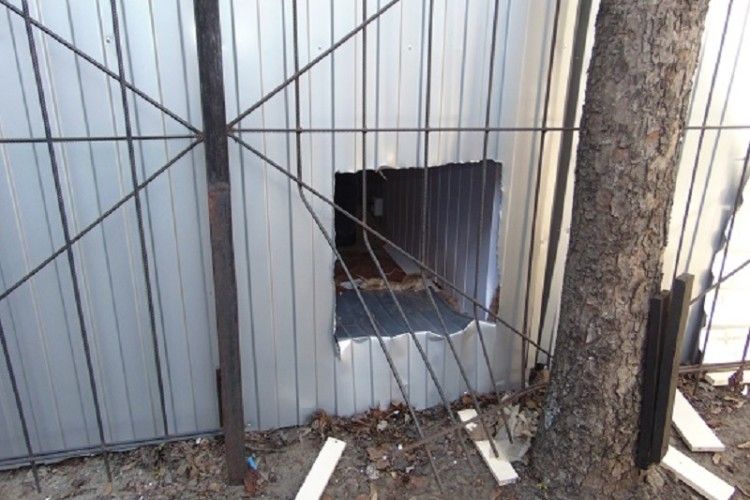 В Києві касир обмінника взяв у клієнта 16 тисяч «баксів»... і навтьоки через дірку в стіні (фото)