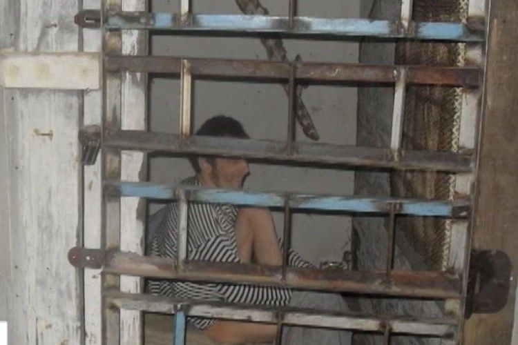 Батько 20 років тримав у клітці свого психічно хворого сина