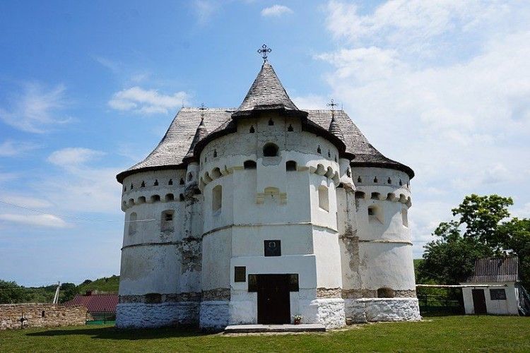 Парафіяни унікальної церкви-фортеці ухвалили рішення приєднатися до ПЦУ (фото)