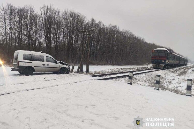 На Волині зіткнулися дизель-потяг та «Opel Combo»