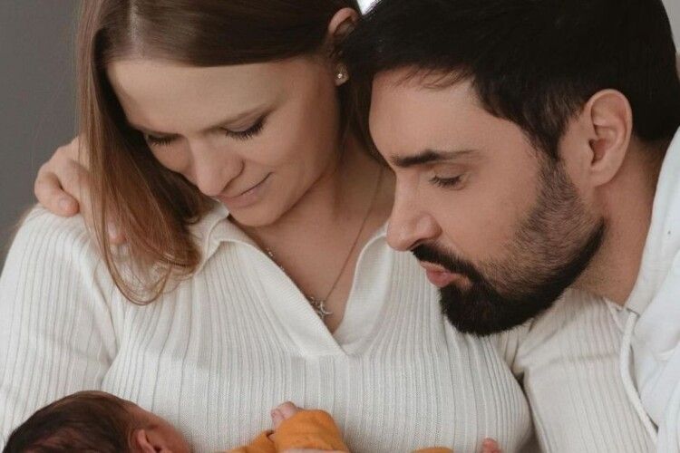 Віталій Козловський вперше показав спільні фото з дружиною та новонародженим сином