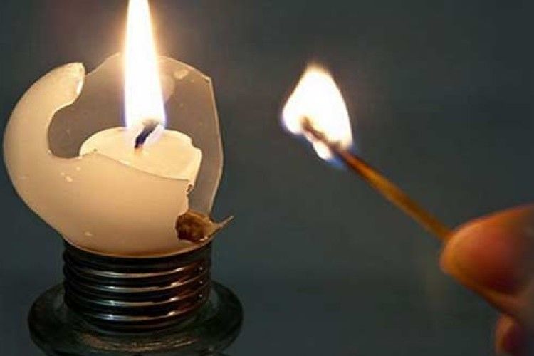 У Луцьку на день вимкнули світло – і вже катастрофа, а дехто і досі живе без електрики роками...