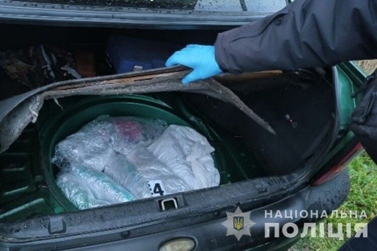 На Волині зупинили автівку з незаконним бурштином