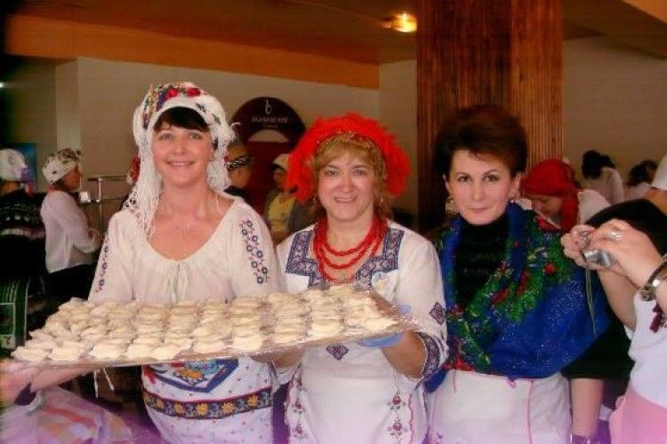 Десять тисяч вареників для бійців АТО зліпили у Рівному