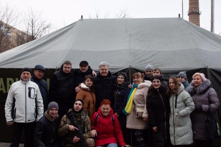 Порошенко з волонтерами відкрили гуманітарний центр у Херсоні – там є генератор і тепло