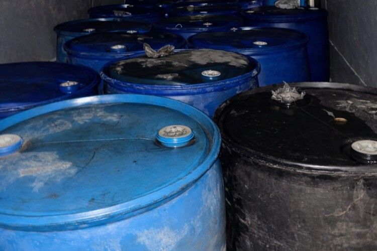 На Волині чоловік торгував фальсифікованим алкоголем і дизельним пальним