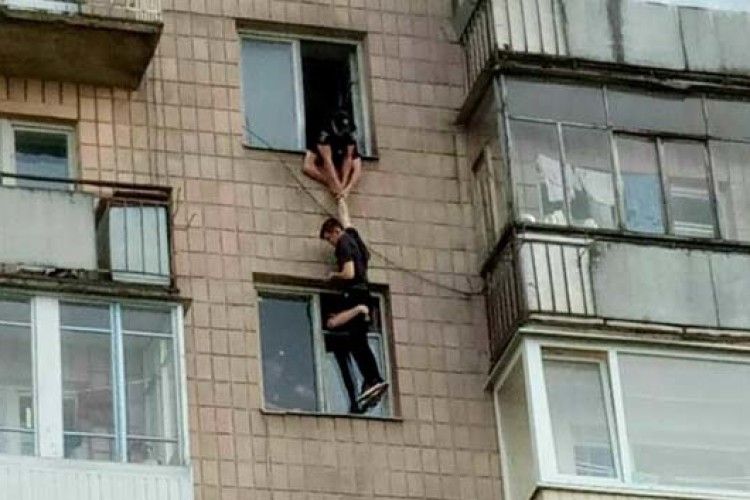 З’явилось вражаюче фото порятунку поліцейськими Луцька самогубця