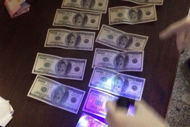 На Волині поліцейський «погорів» на хабарі у 2 000 доларів США (Фото)