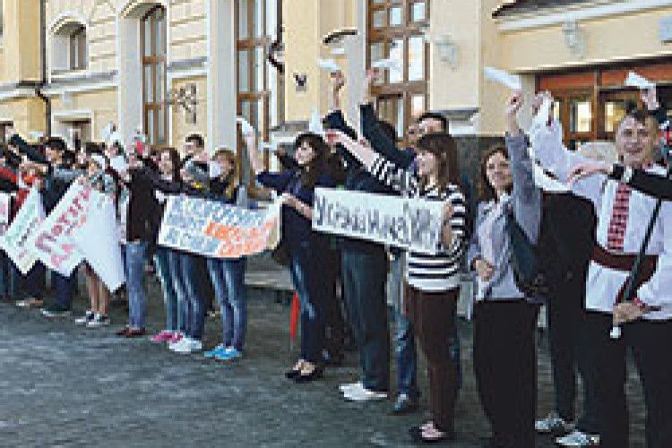 БІЛІ ХУСТИНКИ —  УСЛІД НАРОДНОМУ ПОТЯГУ