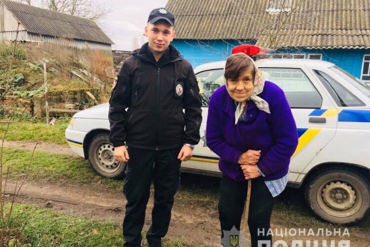 Волинські поліцейські розшукали пенсіонерку, яка заблукала в лісі 