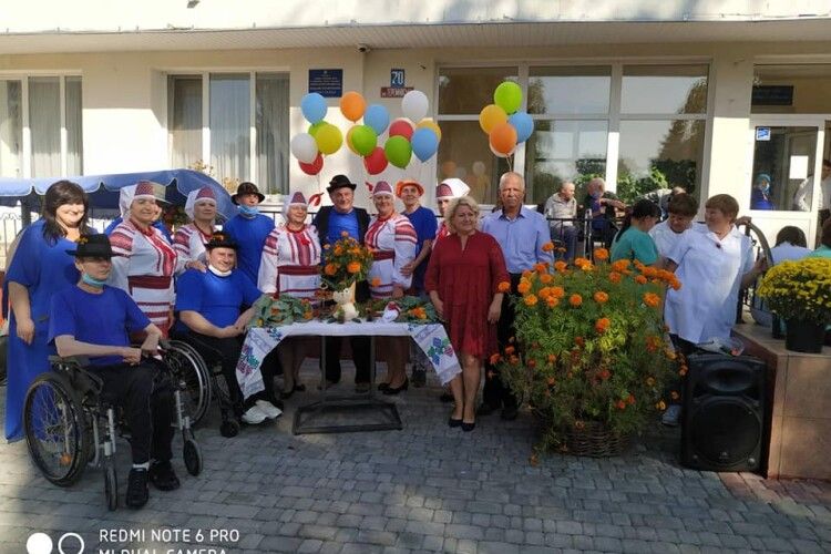 Луцький геріатричний будинок святкував річницю під гаслом «Віват пансіонат» (Фото)